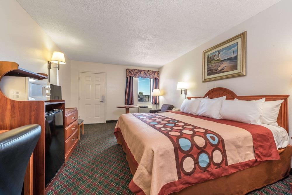 Super 8 by Wyndham Eastland Room