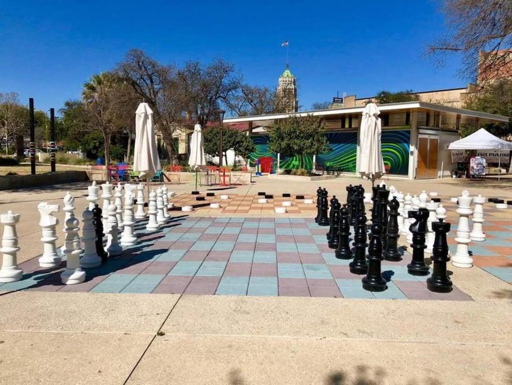 مكان رائع مكون من غرفتي نوم/حمامين بالقرب من وسط المدينة وريفرووك المنطقة المحيطة بالمنشأة