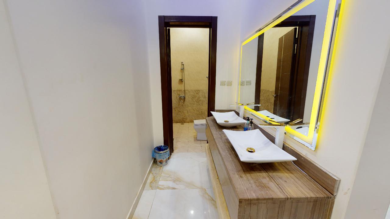 Elegant Chalet with Comfortable and Simple Furniture | 948 Bathroom