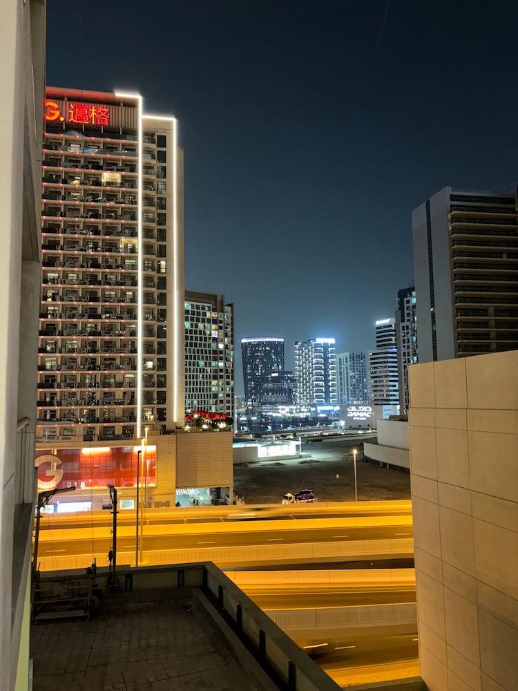 شقة إستوديو مذهلة في دبي بحمام سباحة على السطح المنطقة الخارجية