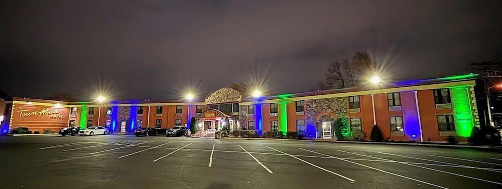 تاون هاوس إن آند سويتس