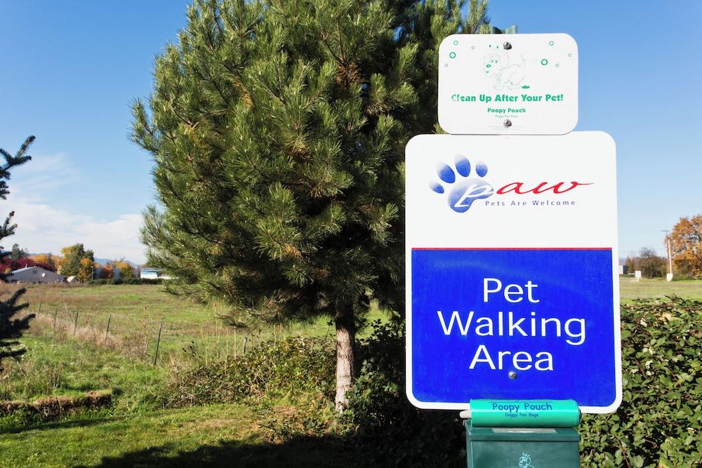 كاندلوود سويتس مدفورد باي آيتش جي تفاصيل الفندق من الخارج