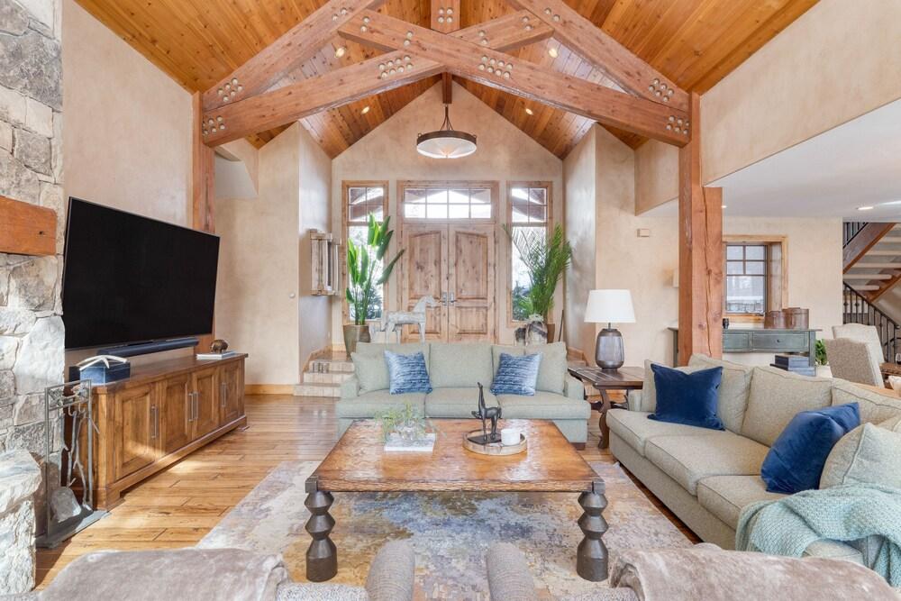 تليمارك لاكشري ريتريت باي أفانتستاي ستونينج فيوز دبي هت توب ثيتر روم آند بول تابل غرفة