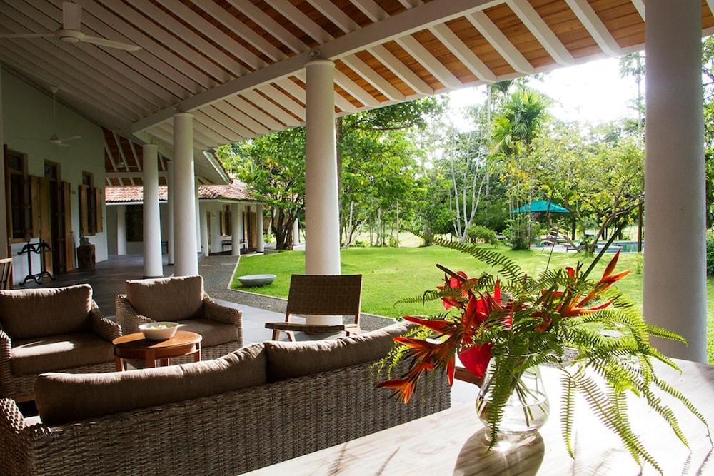 فاميلي هاوس ويذ لارج جاردن إن إه بيسفول سيتينج غرفة