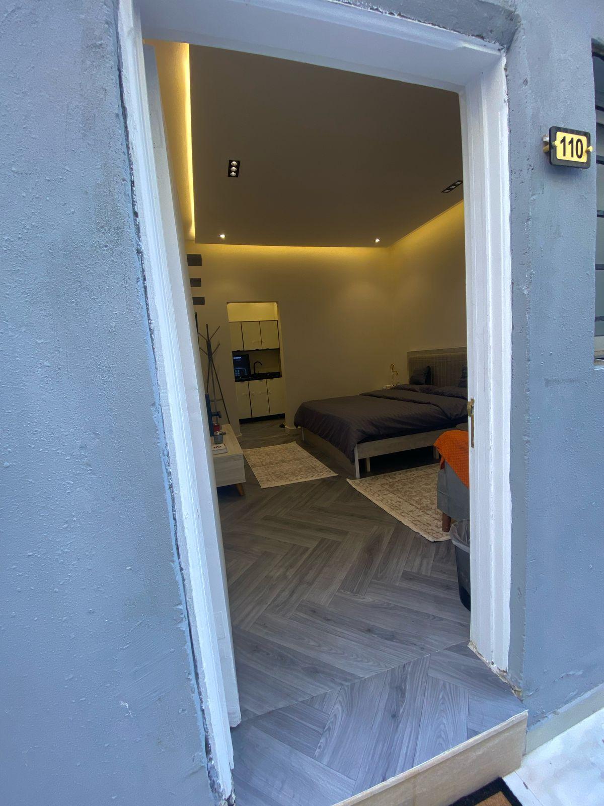 Elegant Studio with Comfortable and Simple Furniture | 5633 Bedroom