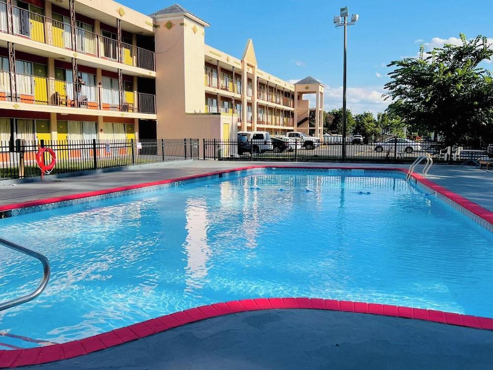 أشلاند ستوديو إن باي أو وي اتموند نورث نير كينجز دومينيون حمام سباحة مكشوف