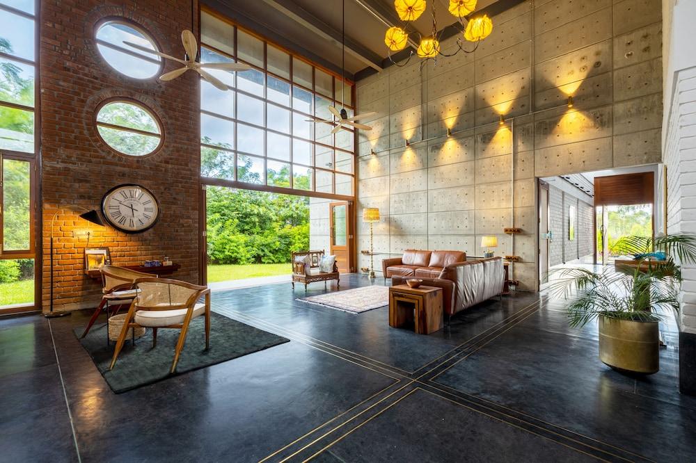 آم ا س ايس آند تريلز فوريست هوم، هوسور داخلي