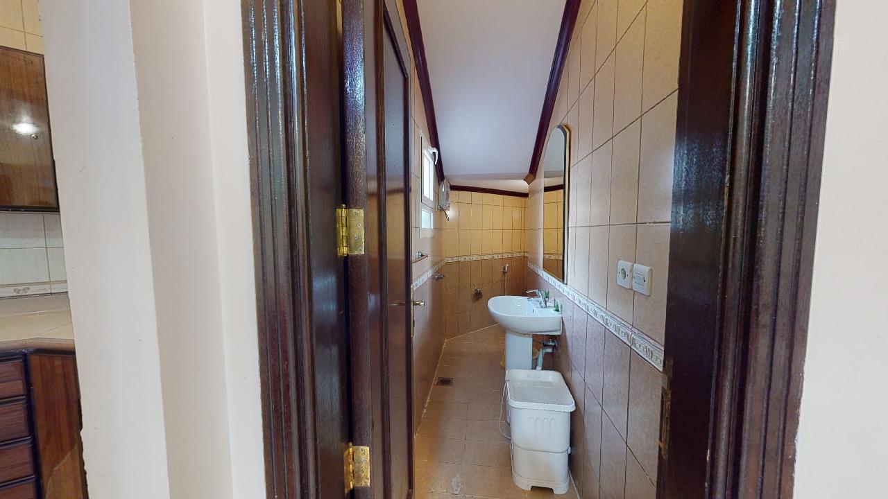 شاليه بتصميم جذاب وبأثاث مريح وبسيط | 1993 حمام