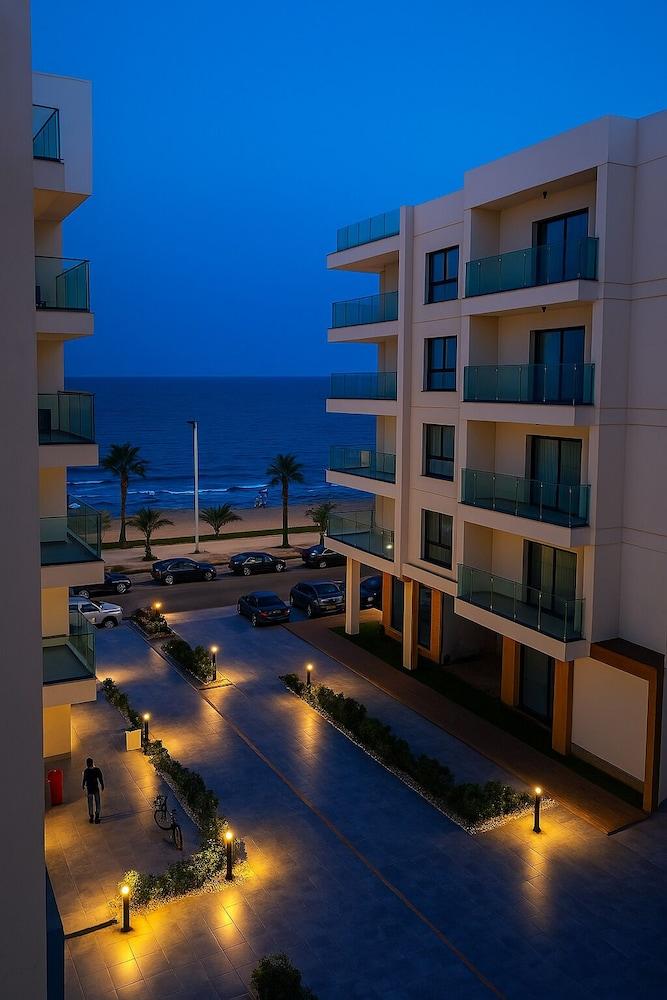 شقة بتصميم عصري، تمتاز بأجواء البحر الأبيض المتوسط في بورتو سعيد المنطقة الخارجية