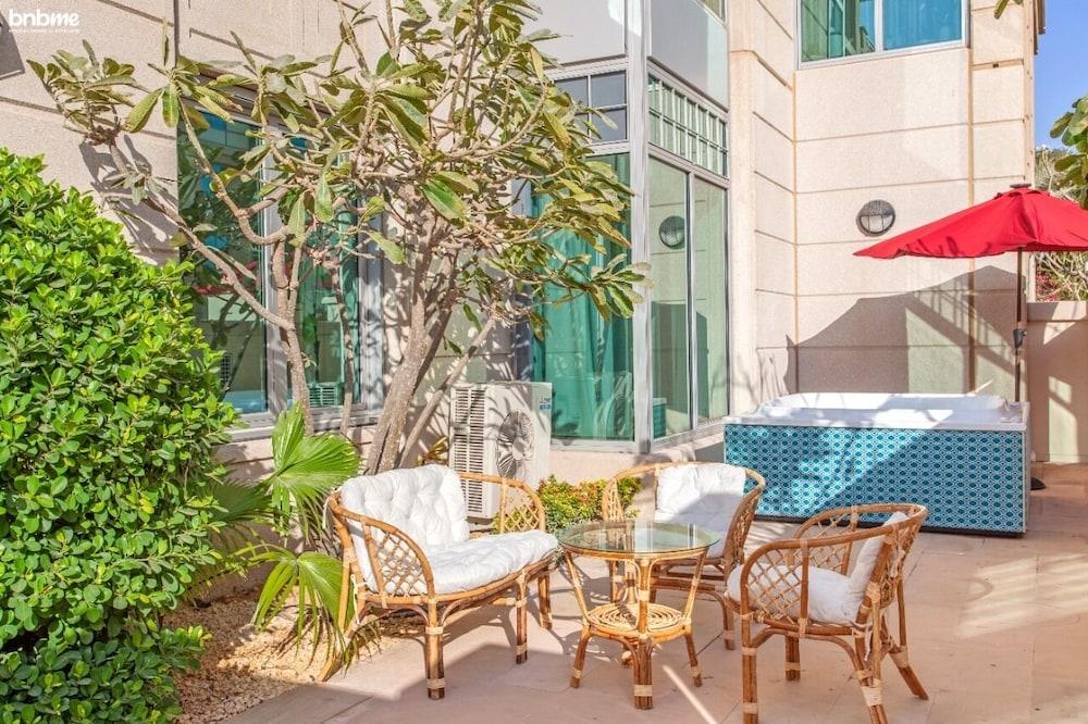 شقة دور أرضي بغرفتي نوم ومغطس جاكوزي خاص من بي إن بي إم إي هومز غرفة