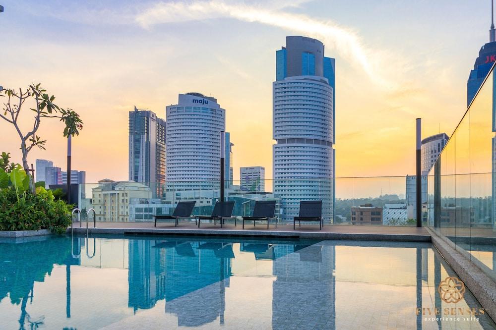 كويل ريزيدنسز كوالا لمبور، فايف سينسيس حمام سباحة مكشوف