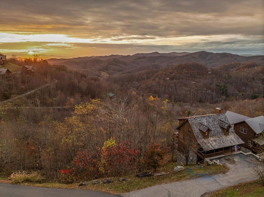 بلو ريدج ماونتن كابين ويذ ستونينج فيوز غرفة