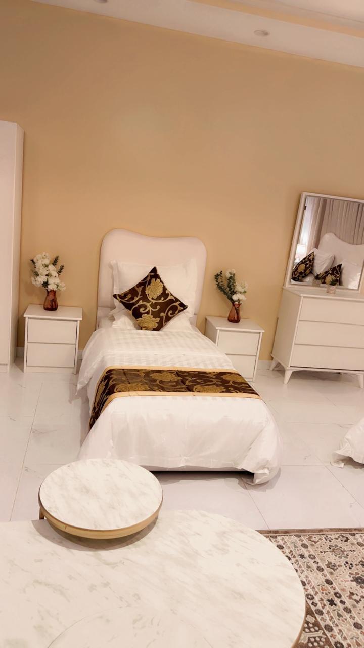 Elegant Studio with Comfortable and Simple Furniture | 5739 Bedroom