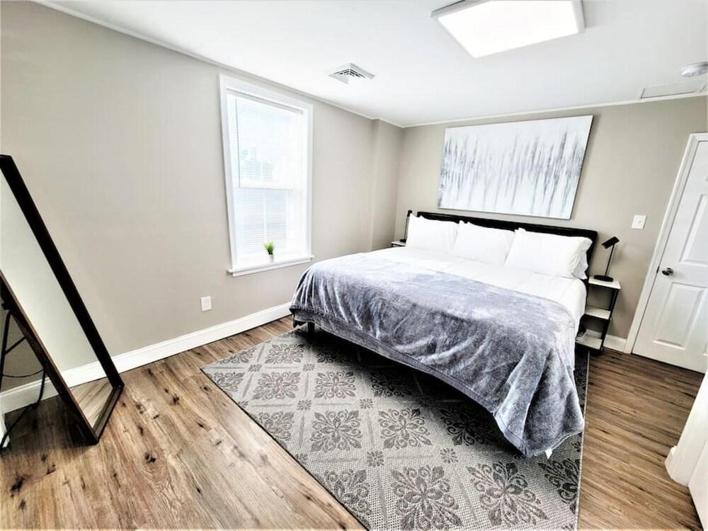 The Loft at Park Place - 3rd Floor Walk up King and Queen Beds Fast Wifi and Free Coffee Room