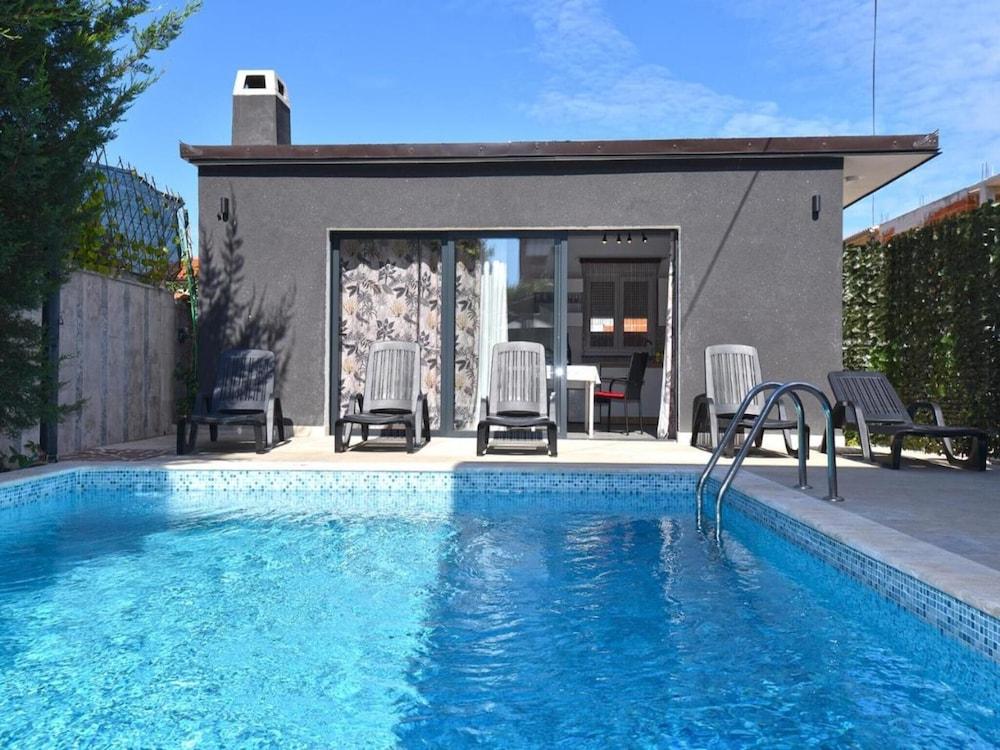 كوزي أبارتمنت ويذ شيرد بول زحليقة مائية