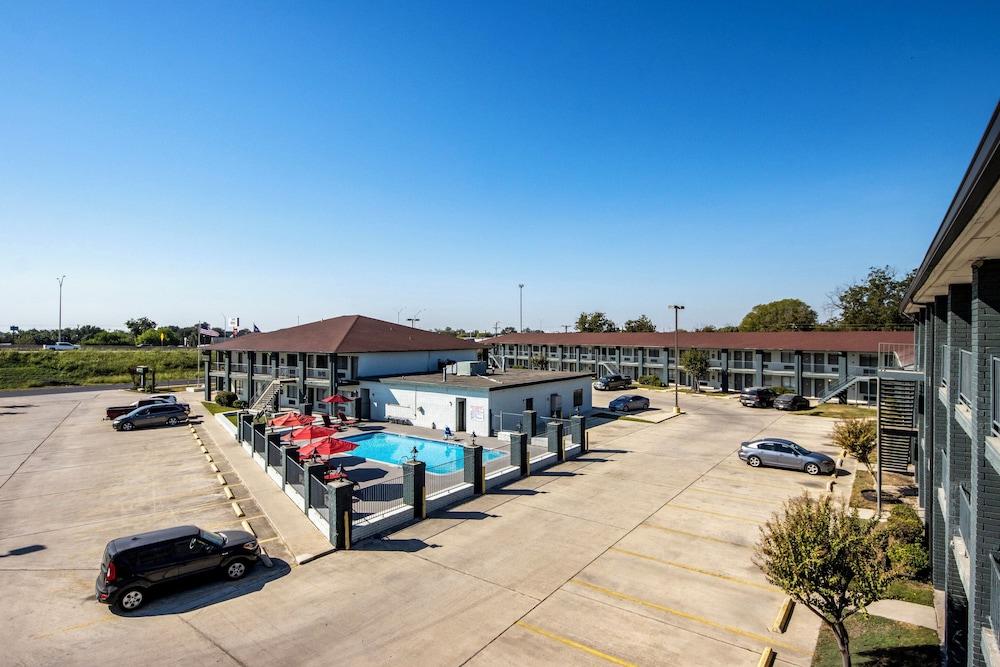 هوم تاون ستوديوز سان أنتونيو إي - فروست بانك سنتر المنطقة الخارجية