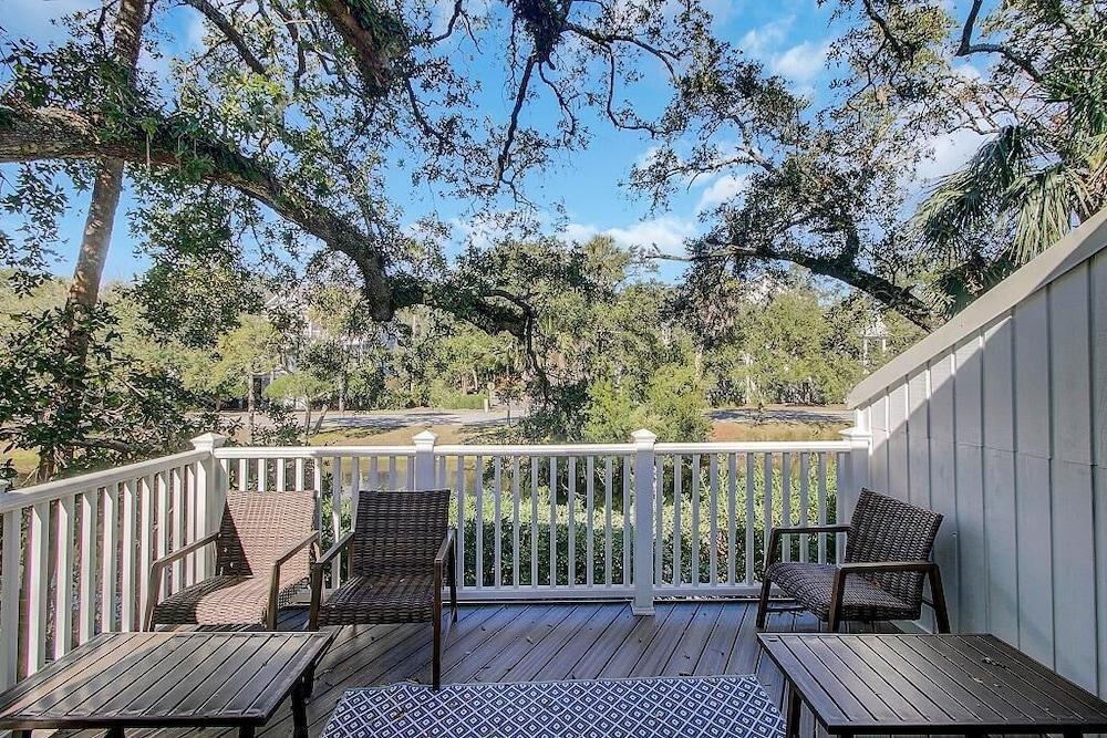 راكيت كلوب 24 باي وايلد ديونز، إن ريزورت كور المنطقة المحيطة بالمنشأة