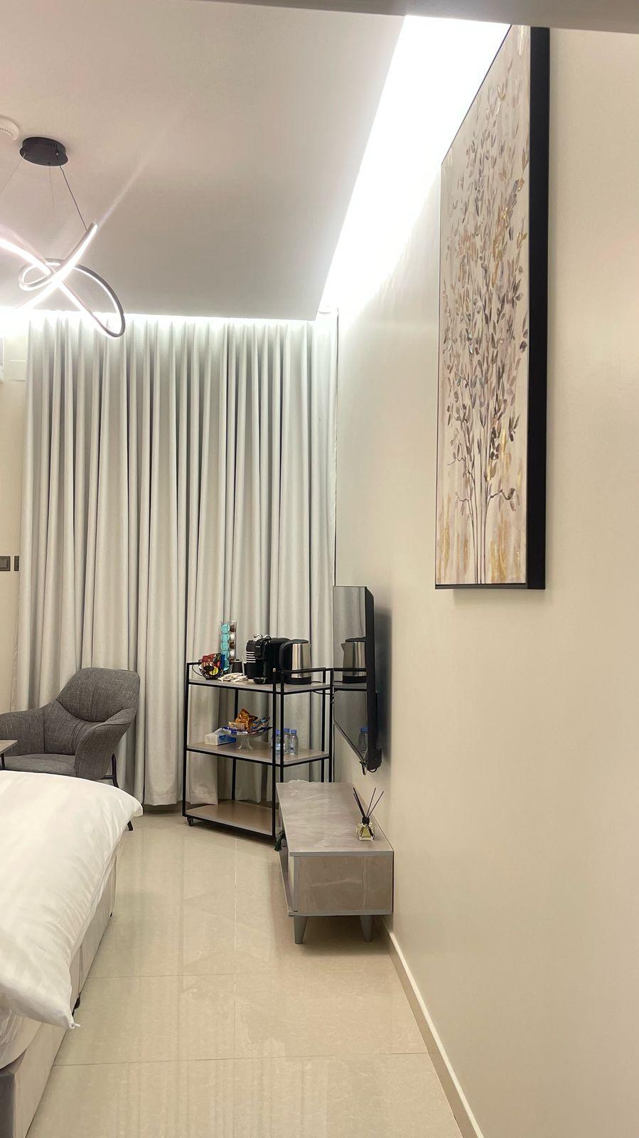 Elegant Studio with Comfortable and Simple Furniture | 5581 Bedroom