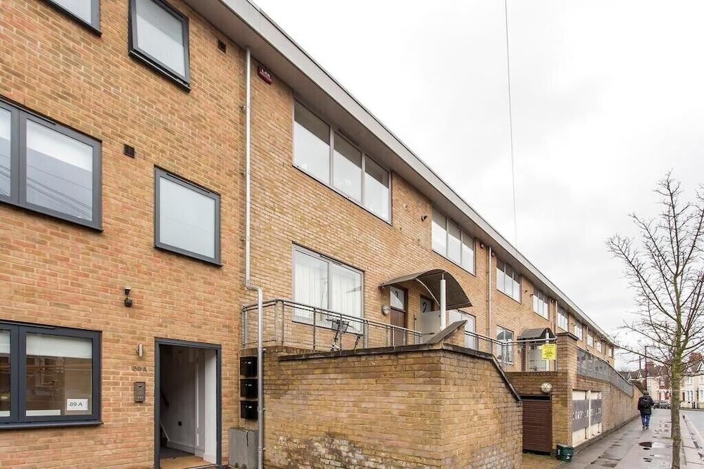 Step-free Fast Wifi Parking Room