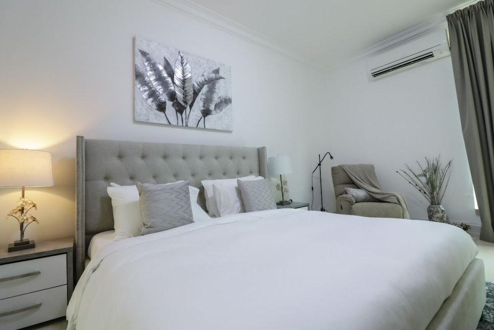 شقة دور أرضي بغرفتي نوم ومغطس جاكوزي خاص من بي إن بي إم إي هومز غرفة