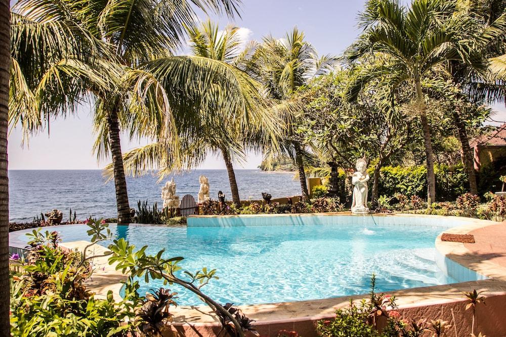 تيلوك إندا بيتش آند بول فيلا حمّام سباحة خاص