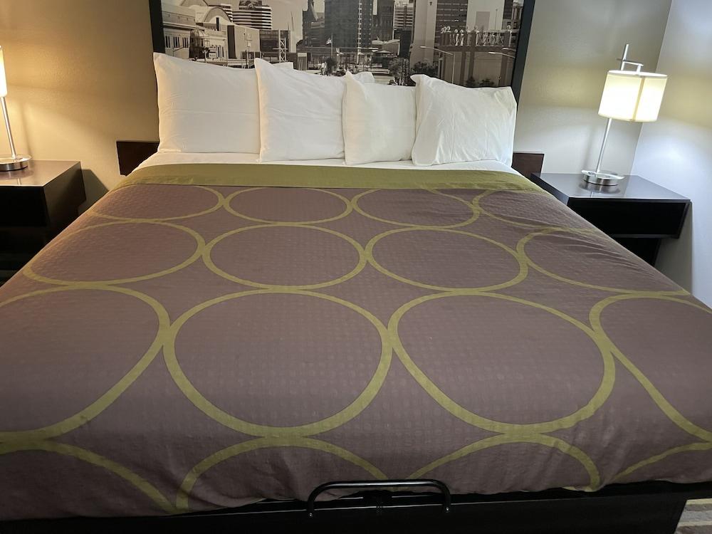 ديلافان إن آند سويتس