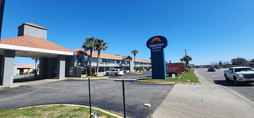 سوبوربان ستوديوز نورث تشارليستون آي-526 الصورة الأساسية