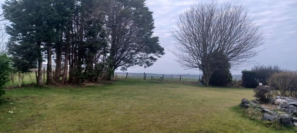 Relax With Amazing Views! 1-bed Studio in Tegryn Property Grounds
