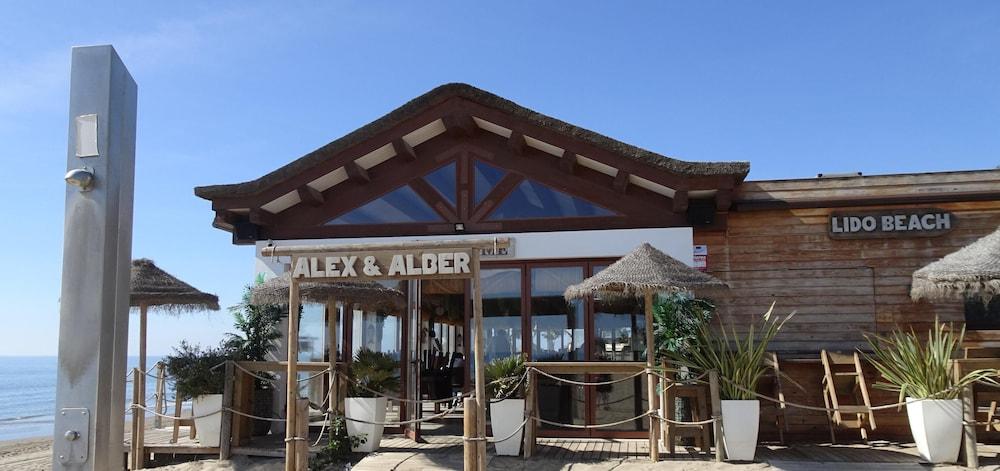 Elviria 2-bed Apt, Sleeps 4, Pool, 20m to Beach Property Grounds