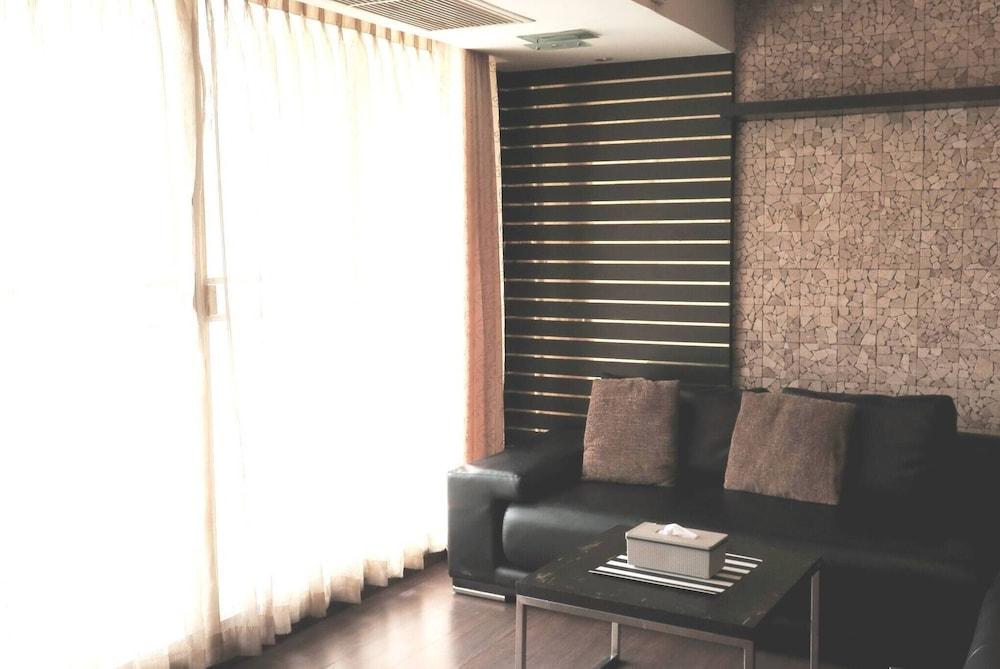 7A - 2 Bedrooms and 2 Bathrooms Located at Downtown Apartment With Shared Pool Interior