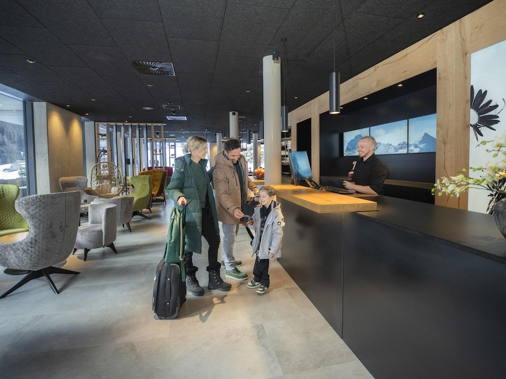 أول سويت ريزورت بازناون منطقة الاستقبال