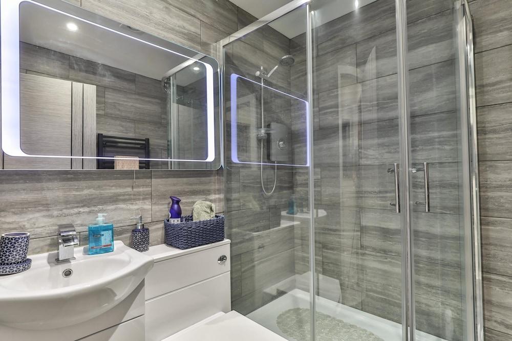 تودور هاوس هوليدايز - ذا مونرو فور 2 بيوبل حمام