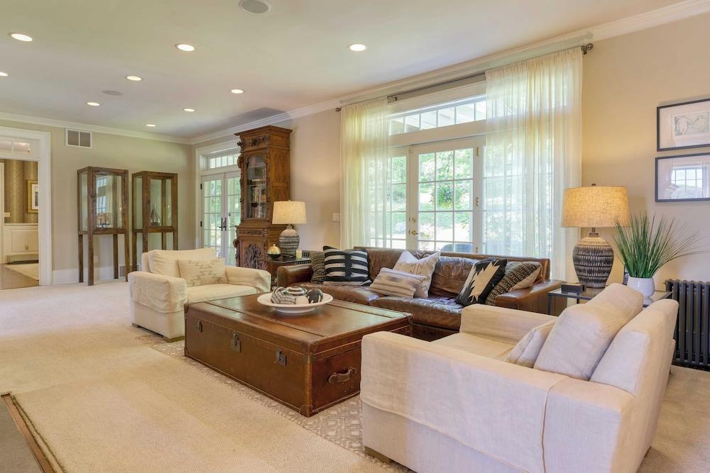 سيكلودد إيستايت دبي/ جيست هاوس، برايفت بون، اف يجي  آند موفي تيتر سني بوند داخلي