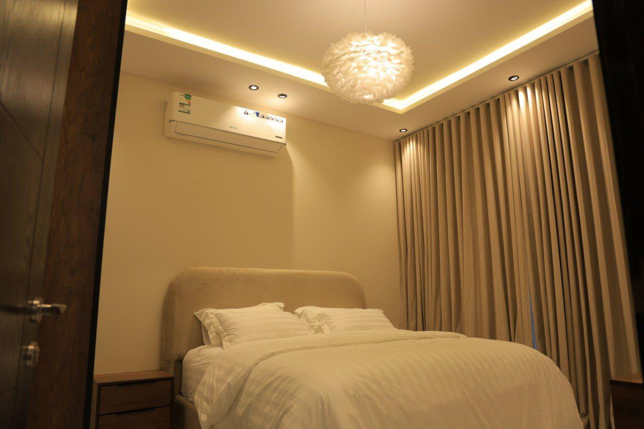 شقة بتصميم جذاب بأثاث مريح وبسيط | 5582 غرفة نوم