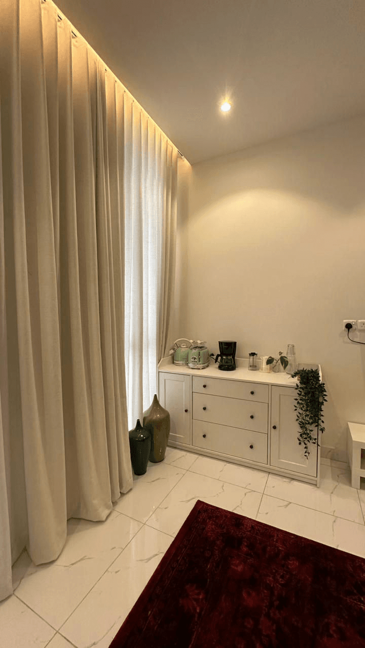 شقة بتصميم أنيق وبأثاث مريح وبسيط | 5076 منطقة المعيشة