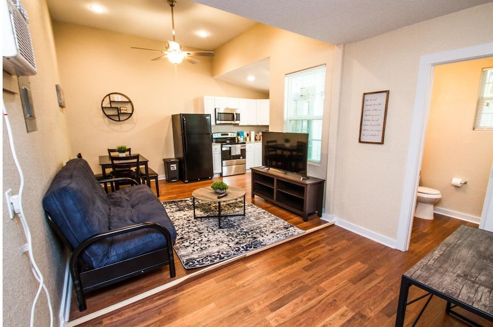 وان بد روم أبارتمنت نير داون تاون ويذ سليبر الصورة الأساسية