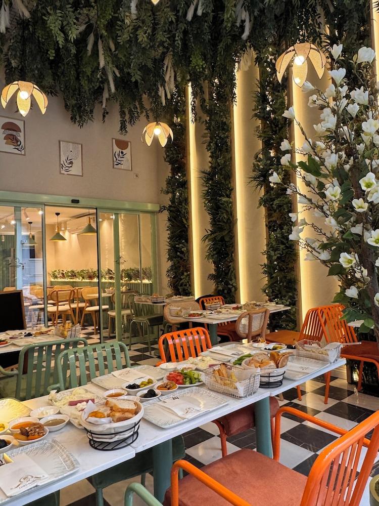 لورد مورجان آند إكسكلوسيف ديزاين نيشانتشي المنطقة الخارجية