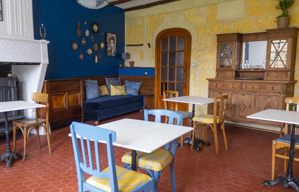 ميزون إيه تابل دوت لو كاميليا بلانك داخلي