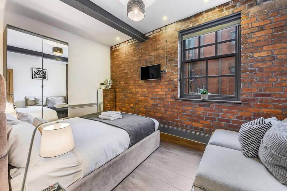 Host Stay Bands Warehouse V Room