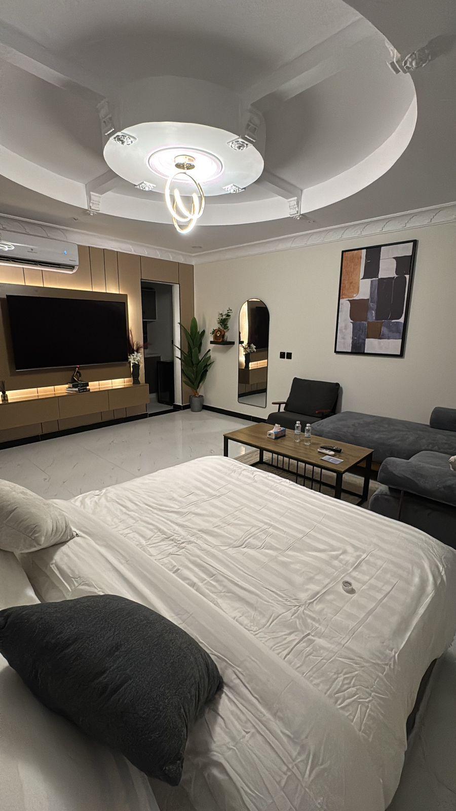 Elegant Studio with Self Check-in | 5683 Featured Image