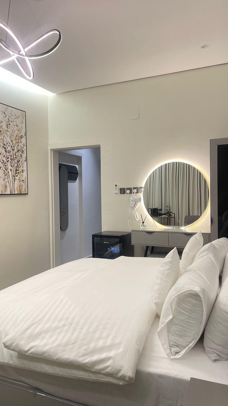 Elegant Studio with Comfortable and Simple Furniture | 5581 Bedroom