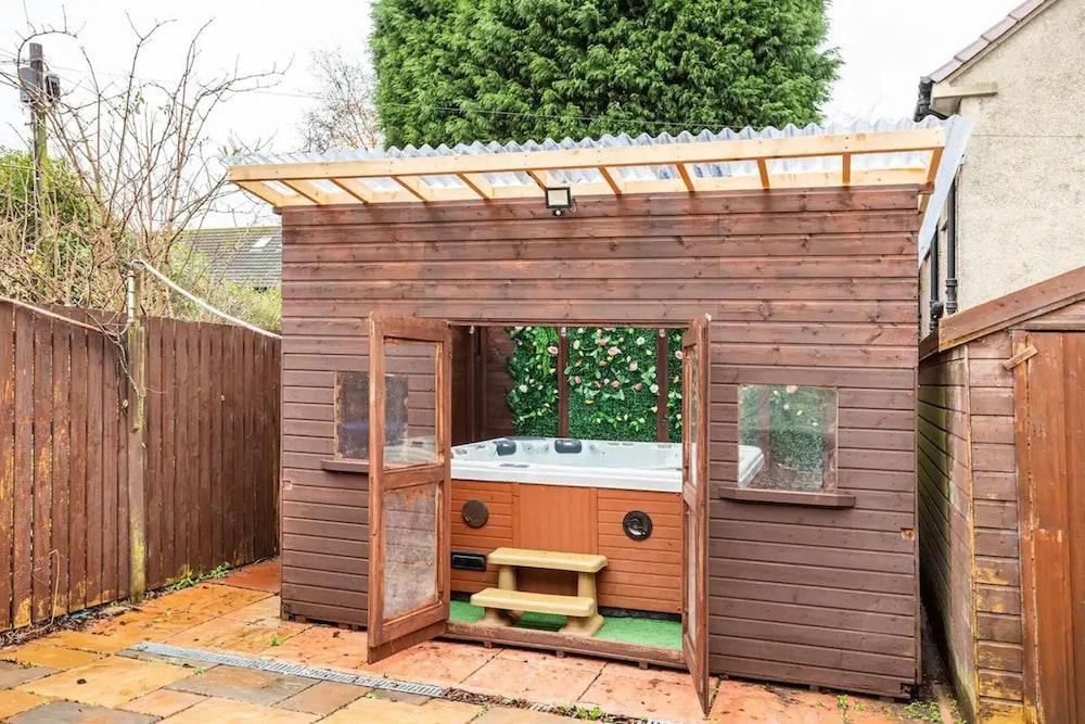 Captivating 2-bed House in Hamilton With Jacuzzi Property Grounds