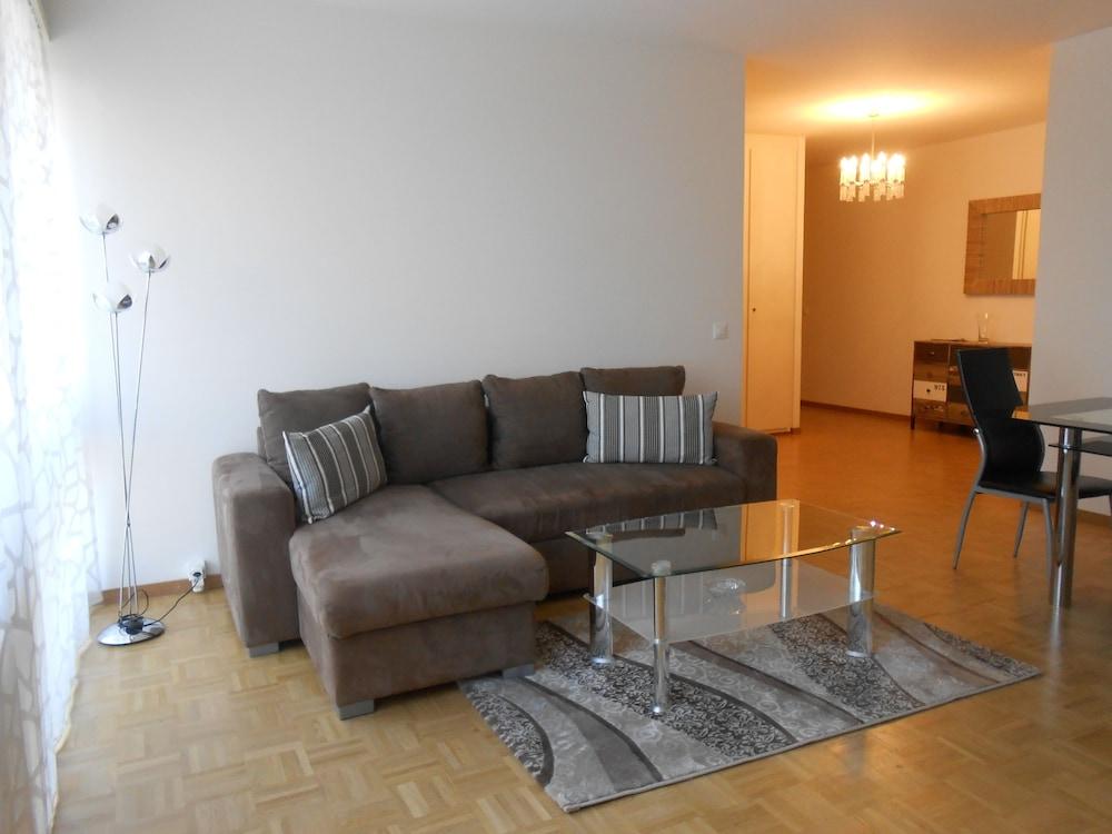 أثيني 40 باي هومنهانسمنت منطقة المعيشة