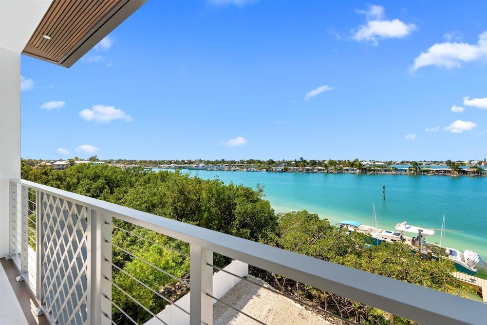 Luxury Seaside Escape Pool Dock Scenic Views Room