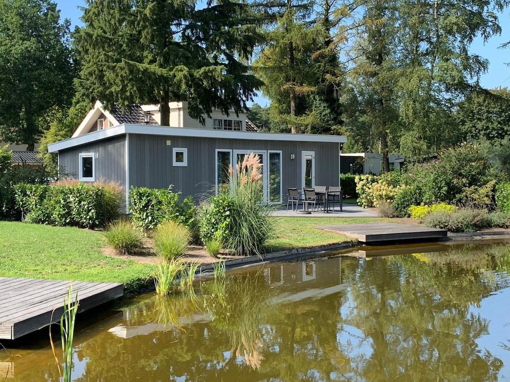 مودرن تشاليت لوكيتيد إن ذا أشترهوك المنطقة الخارجية