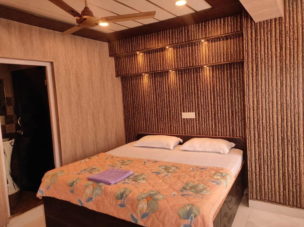 Goroomgo Koyal Mandi Room