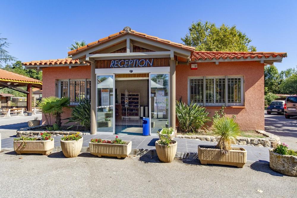 كامبينج دي بوجول منطقة الاستقبال