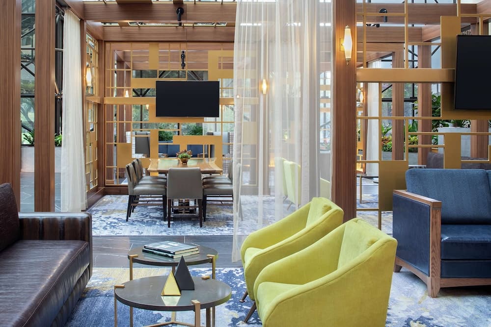 DoubleTree by Hilton Hotel Newark Airport Lobby