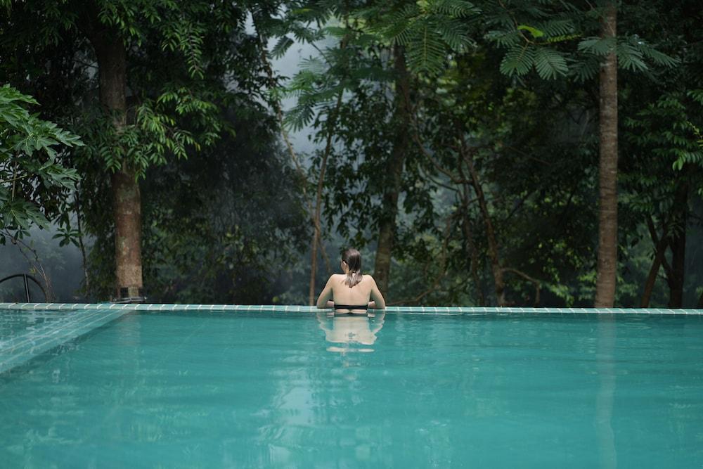 نامبيان يورلا با زحليقة مائية