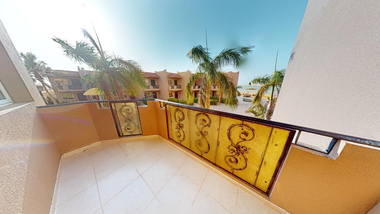 شاليه بتصميم جذاب وبأثاث مريح وبسيط | 1993 شرفة